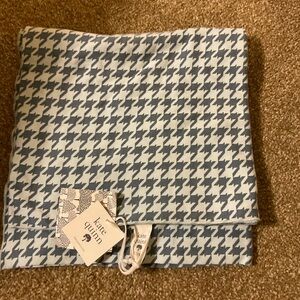 NWT Kate Quinn houndstooth single layer blanket